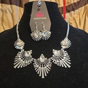 Paparazzi Silver Radiance Necklace Set
